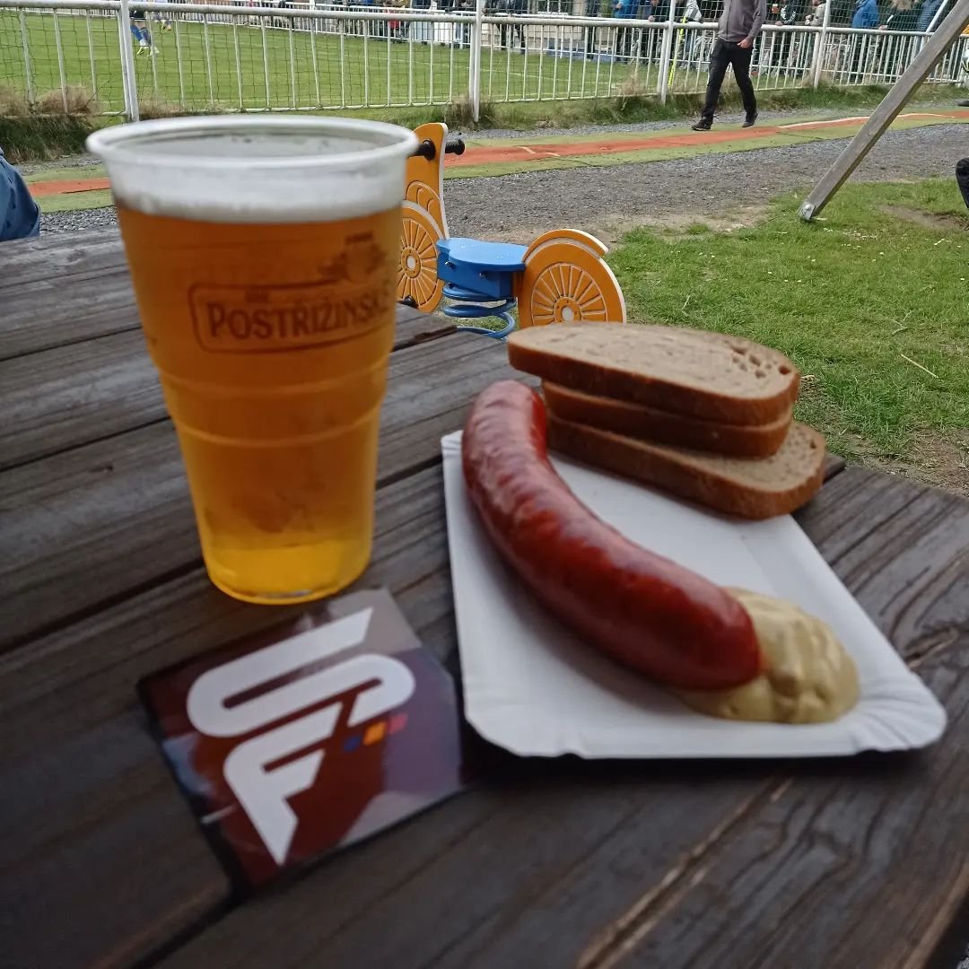 Velký pátek, fotbalu, klobásek a pivečka svátek ?????? #acsparta #spartaforever #pralestourSF #klanovice #groundhopping #fkklanovice